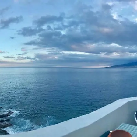 2 Bed Ocean Front Apt * Incredible Views * Terrace Apartment *