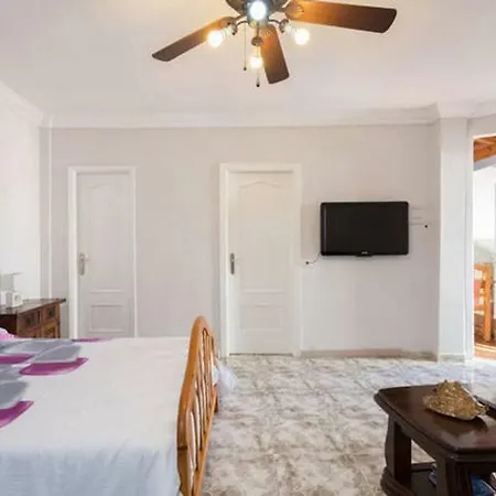 Apartment 2 Bed Ocean Front Apt * Incredible Views * Terrace